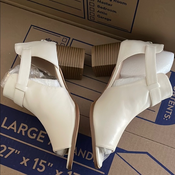 Cream Streamlined Heeled Boots with Modern Silhouette - Picture 3 of 6